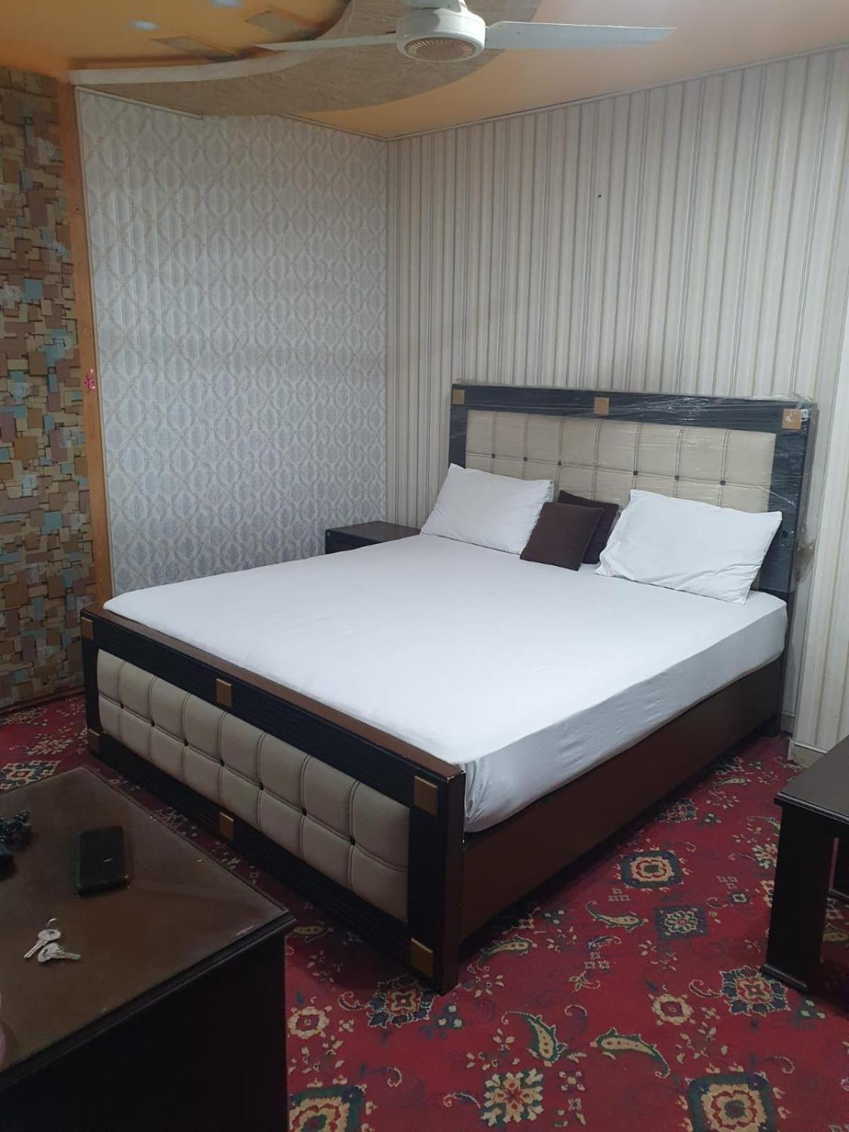 Town Guest House Toba Tek Singh Ngoại thất bức ảnh